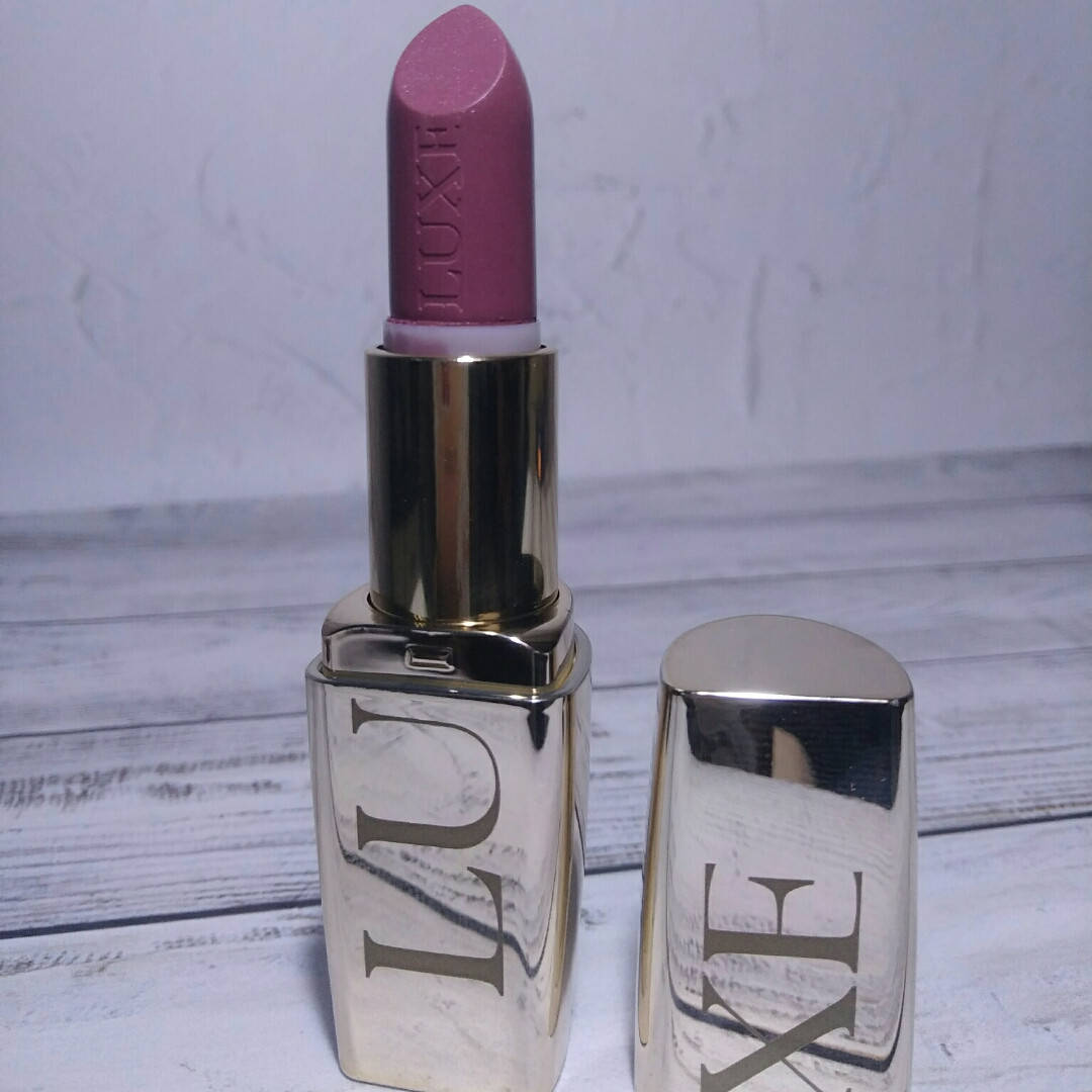 

Увлажняющая губная помада LUXE Runaway Plum / Сливовый сапфир эйвон,ейвон,avon