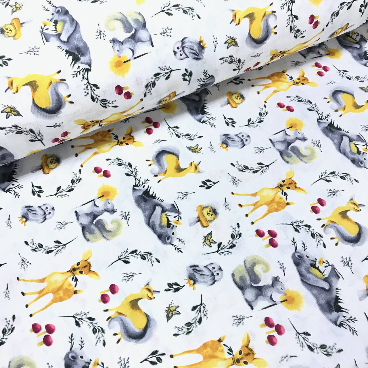 

Ткань муслин Двухслойная желто-серые животные с цветочками и веточками на белом (шир. 1,7 м) (MS-S-0210), Разные цвета