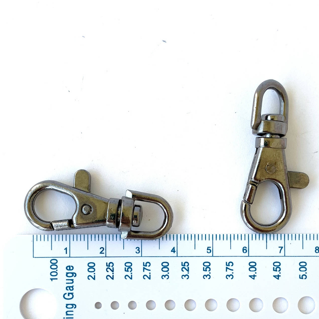 

Карабин для сумок темный никель Ø 0,8 см.