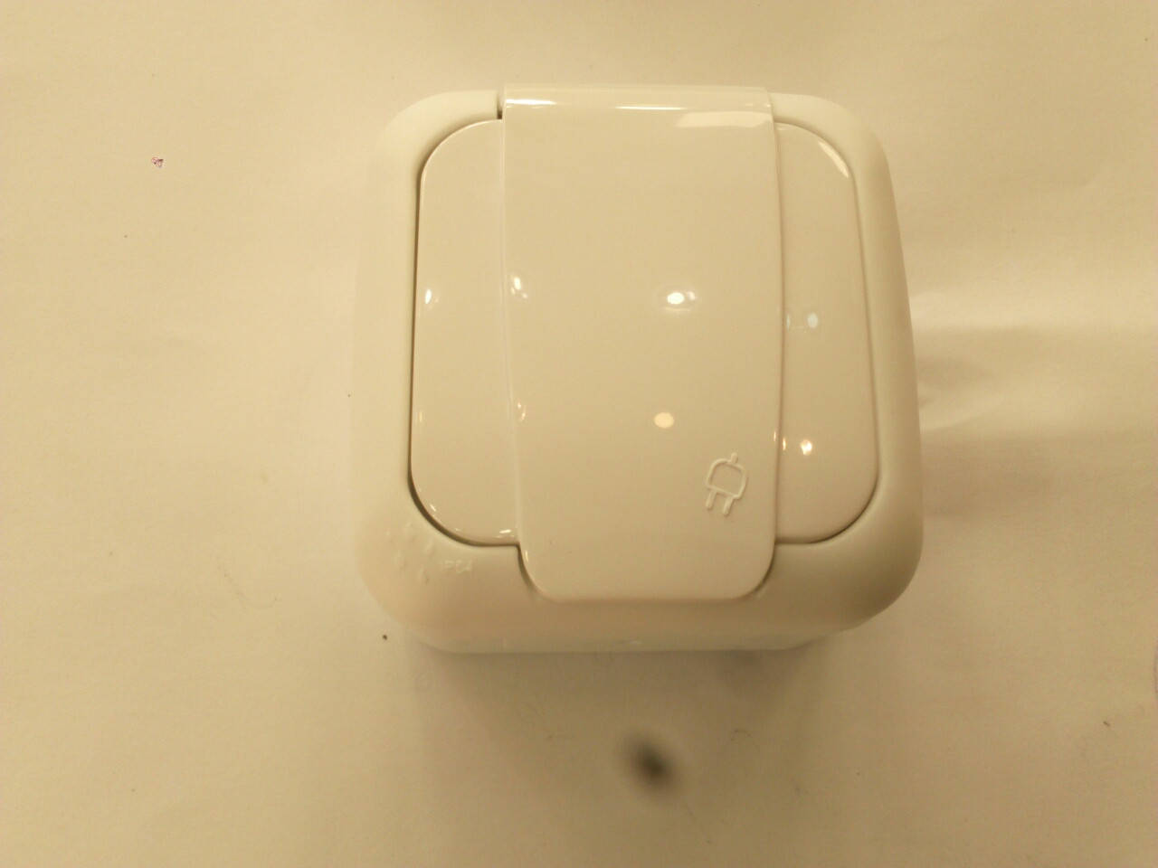 

Розетка Palmiye одинарная с заземлением IP64 (кремового цвета)