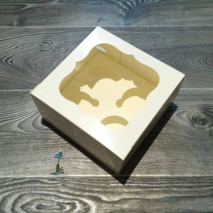 

Коробка "Молочная" с окошком для 4-ех кексов