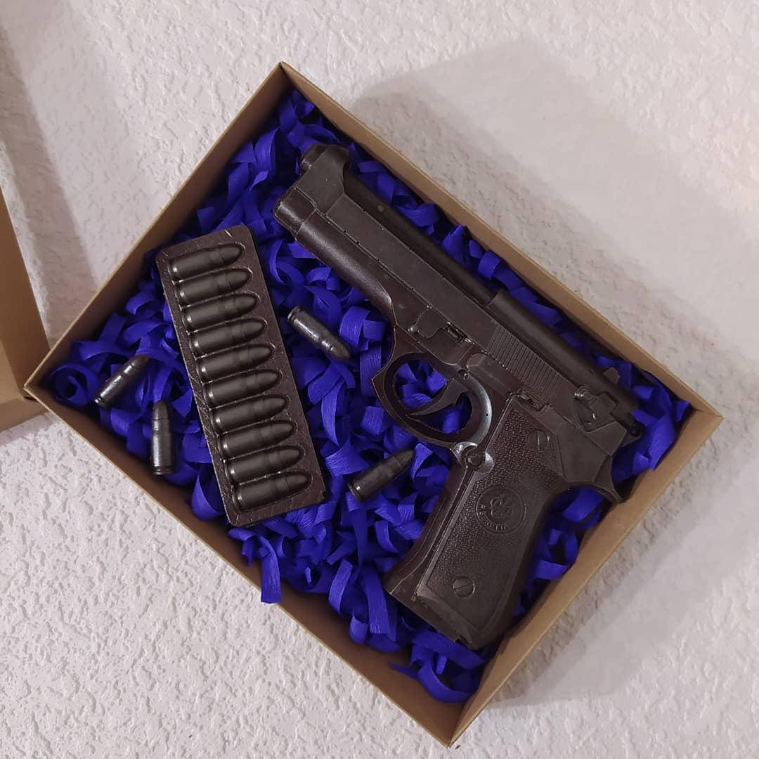 

Шоколадный набор для мужчин размер коробки 20 х 15 см Оружие из шоколада