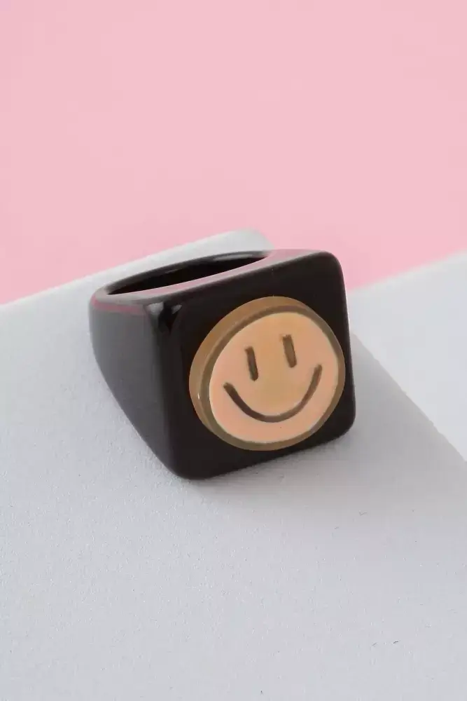 

Кольцо пластиковое чёрное с бежевым смайликом