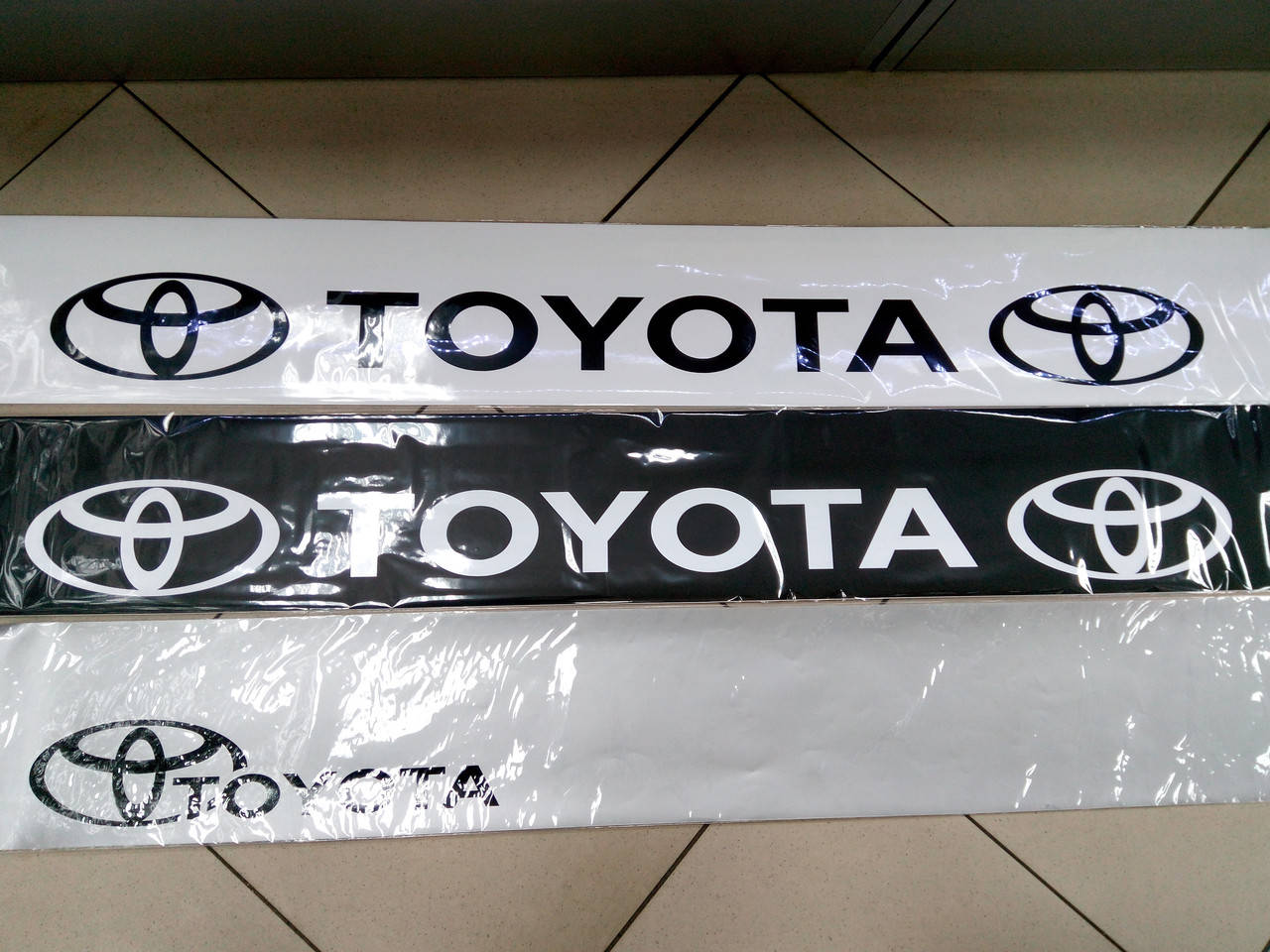 

Виниловые наклейки на лобовое стекло TOYOTA 135х17 см