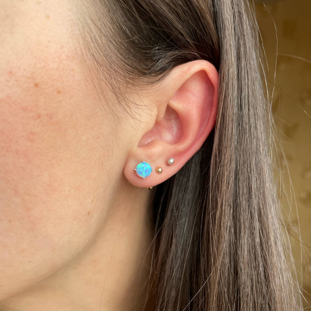 

Сережки-гвоздики серебряные с голубым опалом женские, круглые