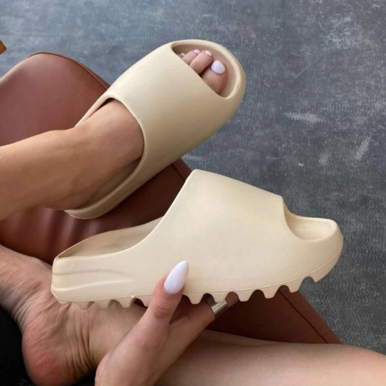 

Резиновые женские шлепки Adidas Yeezy Slide Женские ИЗИ летние шлепанцы бежевые, Бежевый