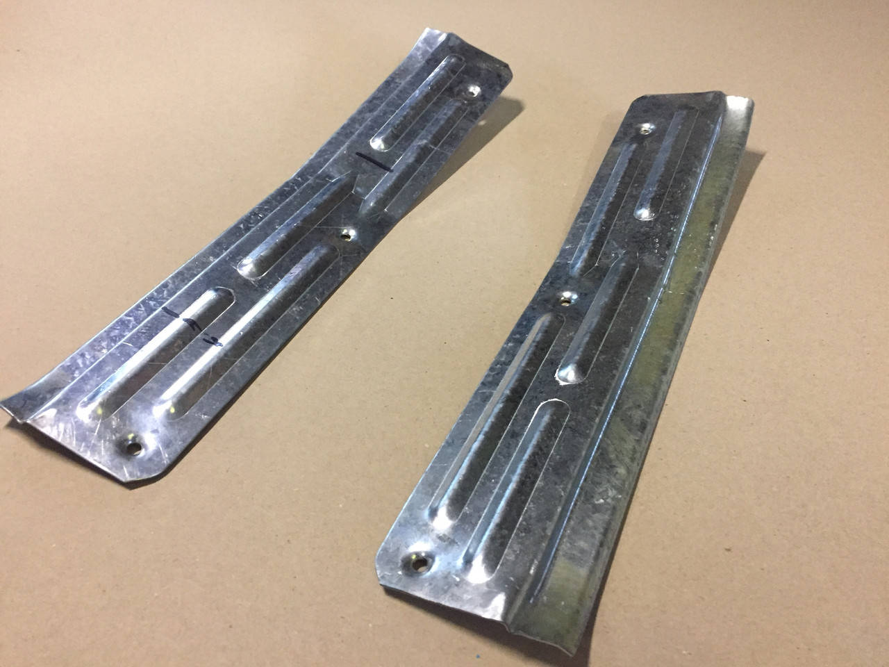 

Порожек КАМАЗ (облицовка, сталь) лев/прав, 5320-5101256/57