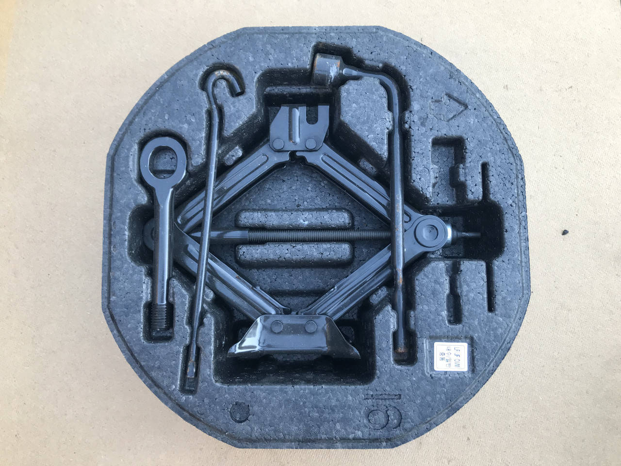 

Набор домкрат буксировочный крюк на Hyundai Sonata LF 2014-2019 (Хюндай Соната)