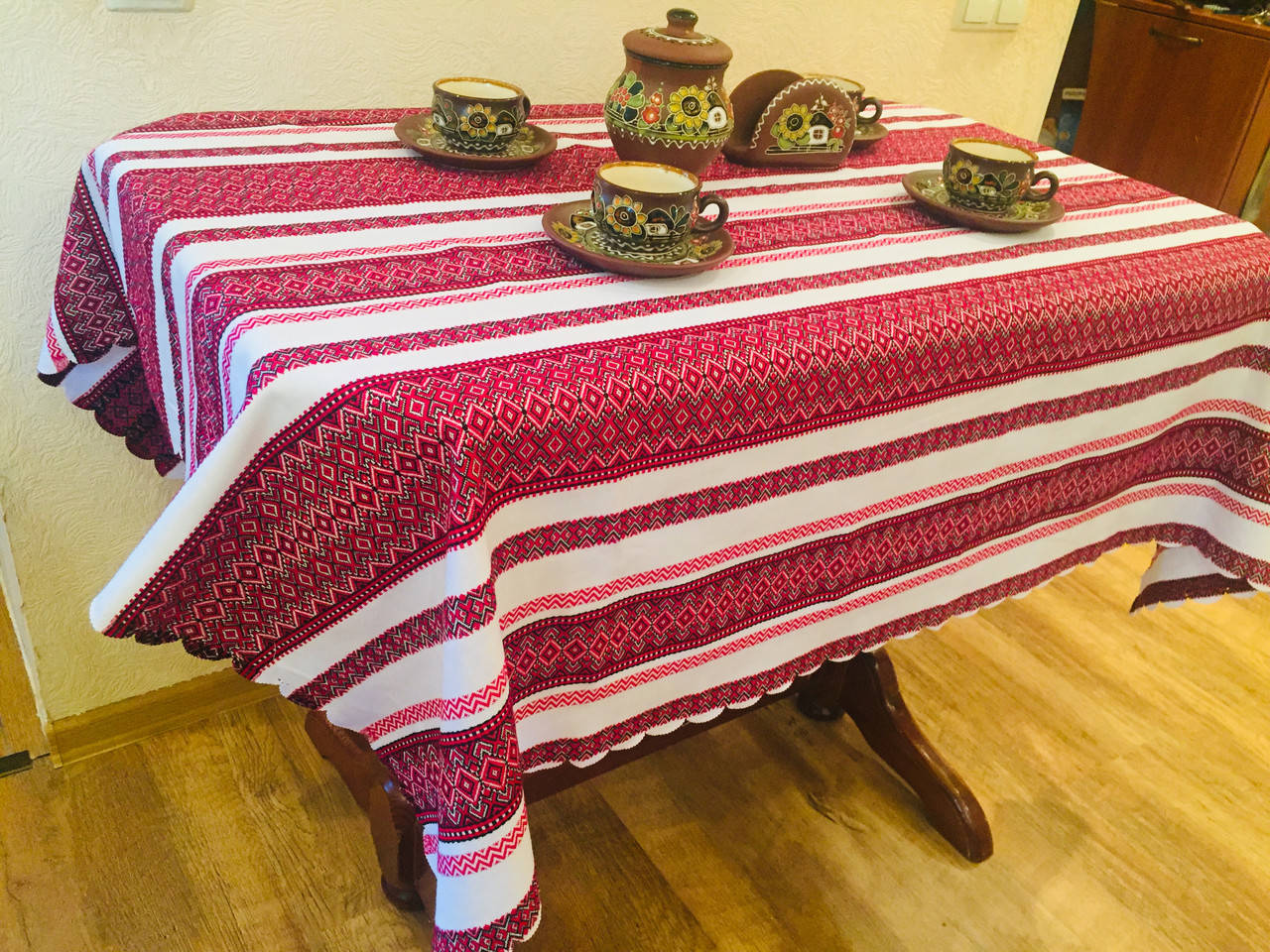 

Скатерть с орнаментом украинским, Красный