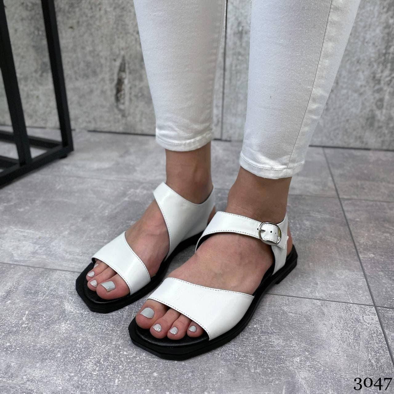 

Босоножки женские кожаные черно-белые на низком ходу