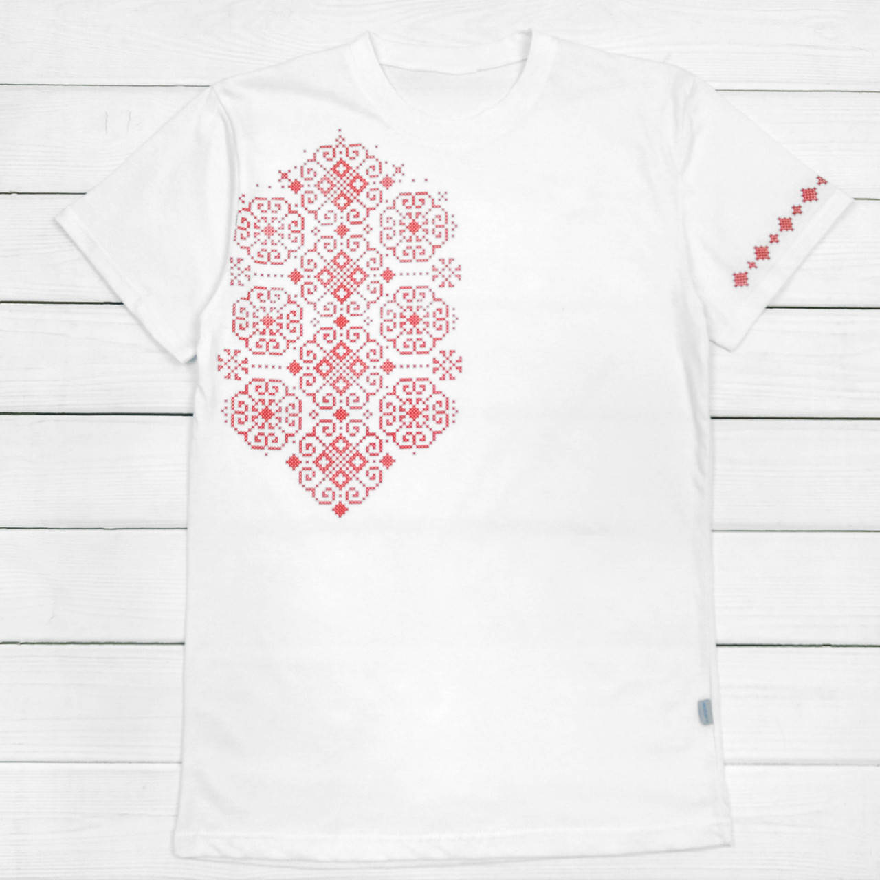 

Мужская футболка с принтом под вышиванку