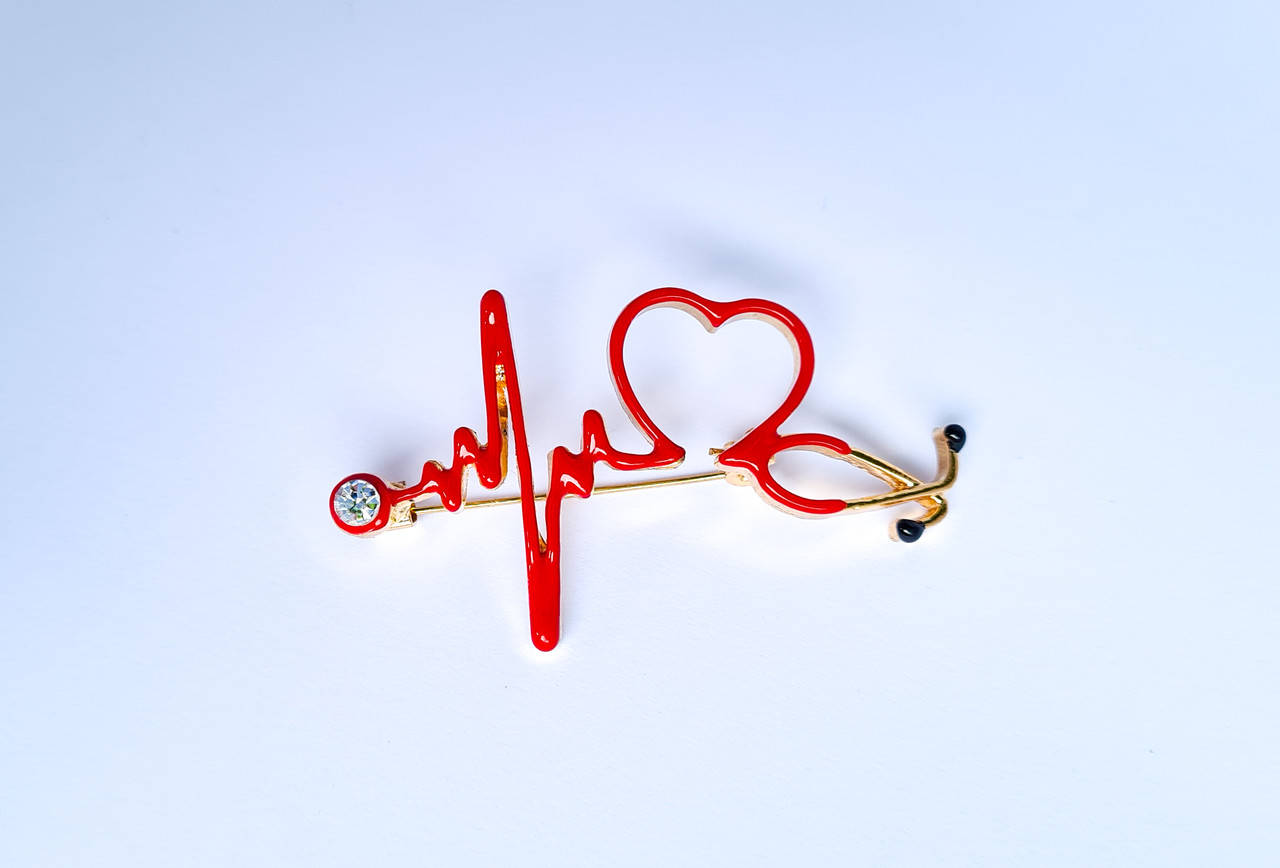 

Брошь медицинская (стетоскоп-кардиограмма)