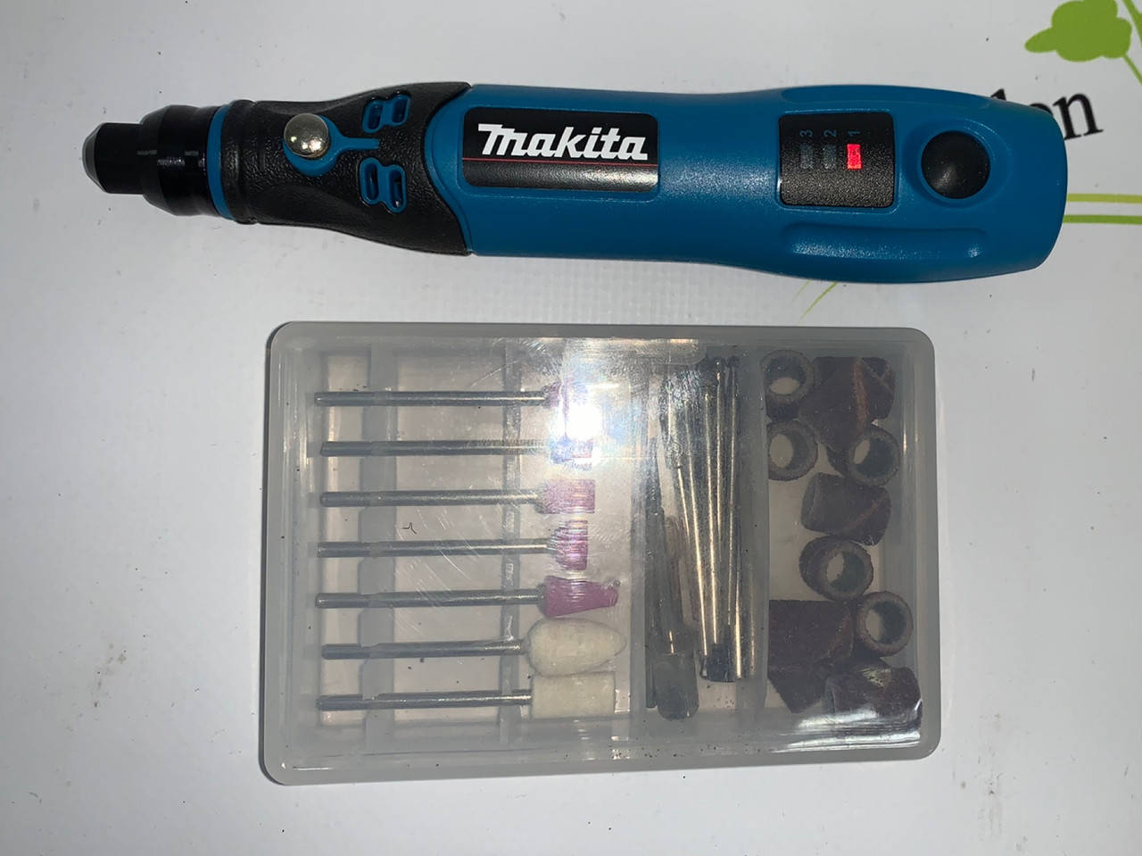 

Аккумуляторный мини-гравер Makita DGD801Z + комплект насадок