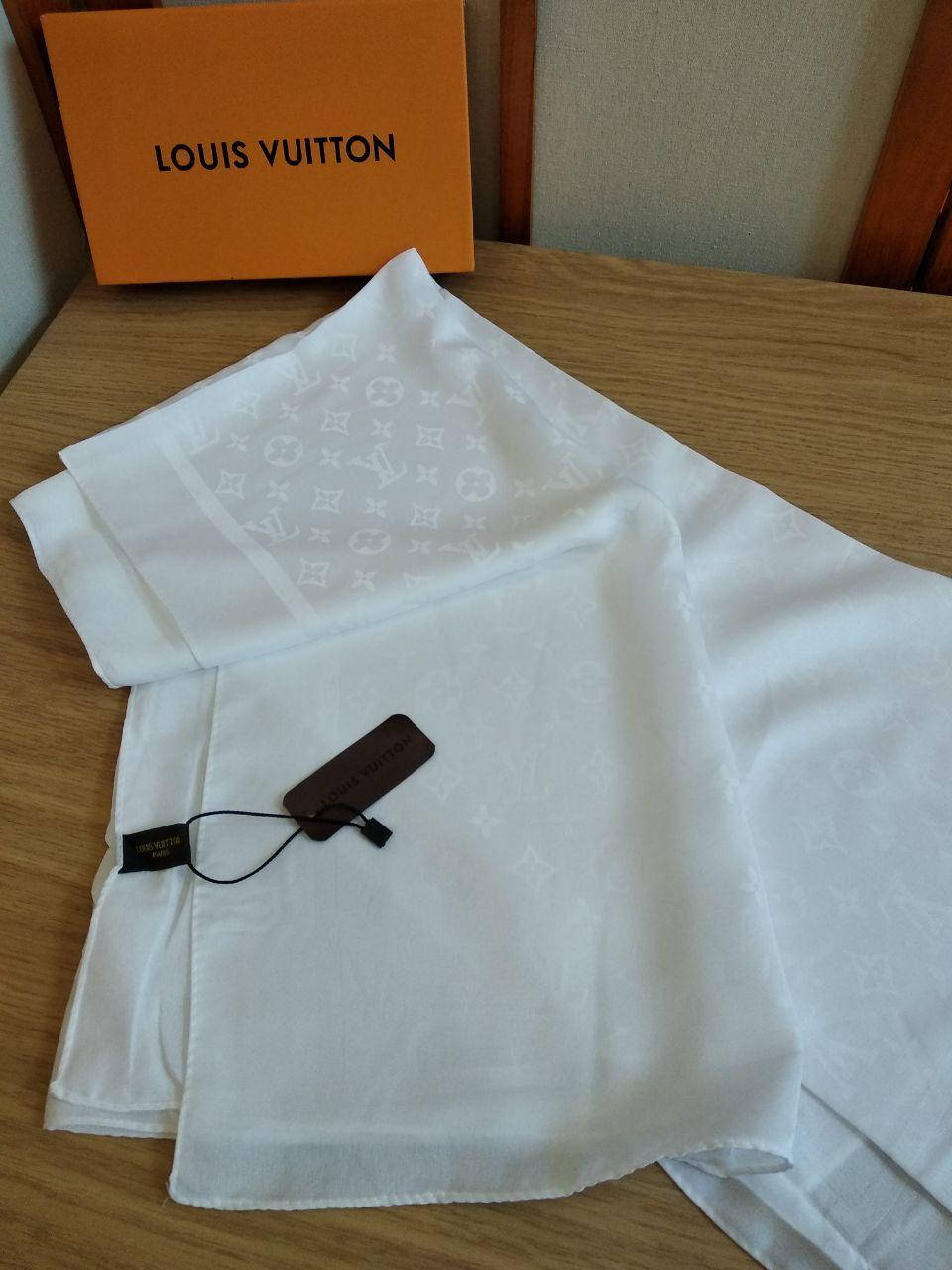 

Палантин Louis Vuitton белый, шелк