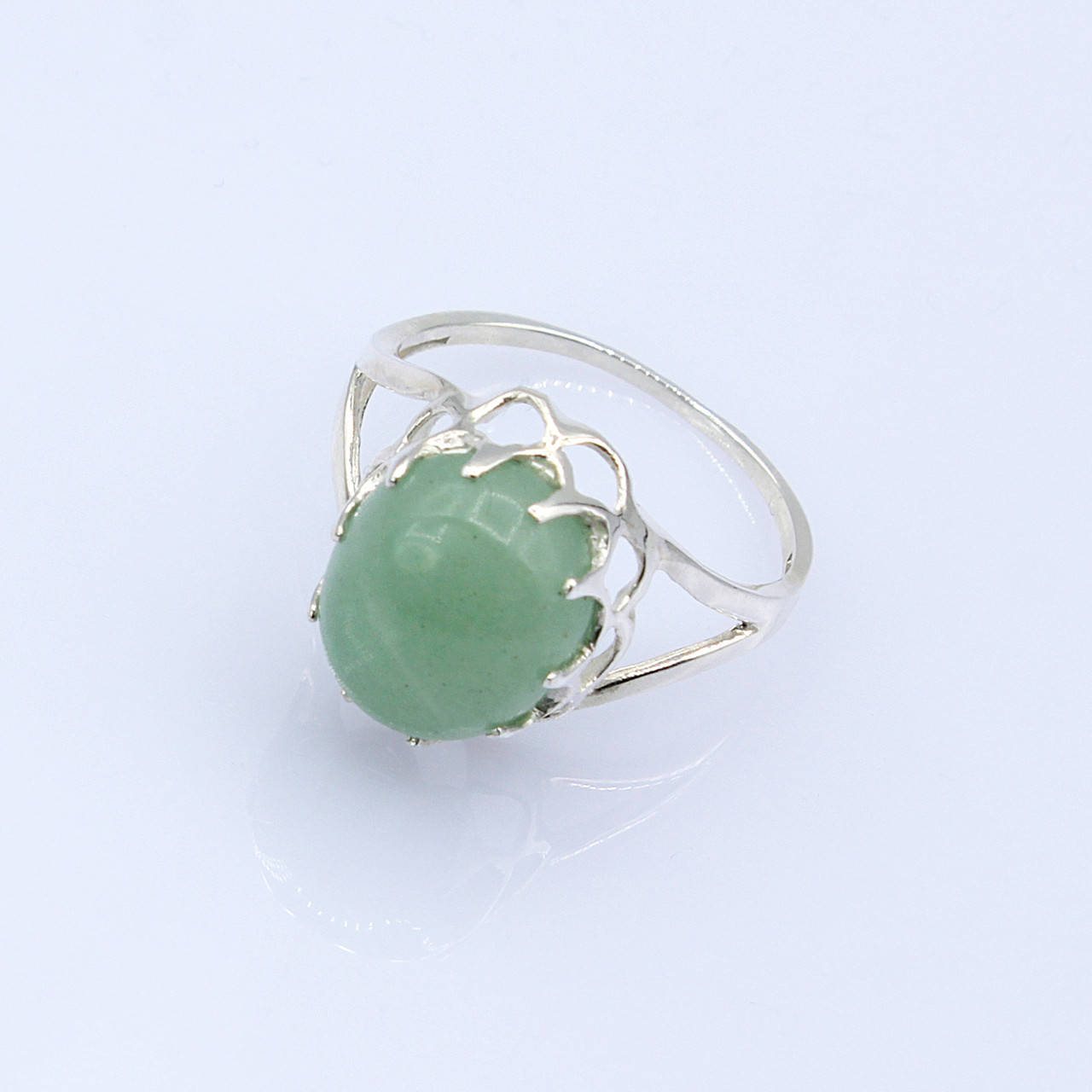 

Серебряное кольцо с камнем жадеит 17.5