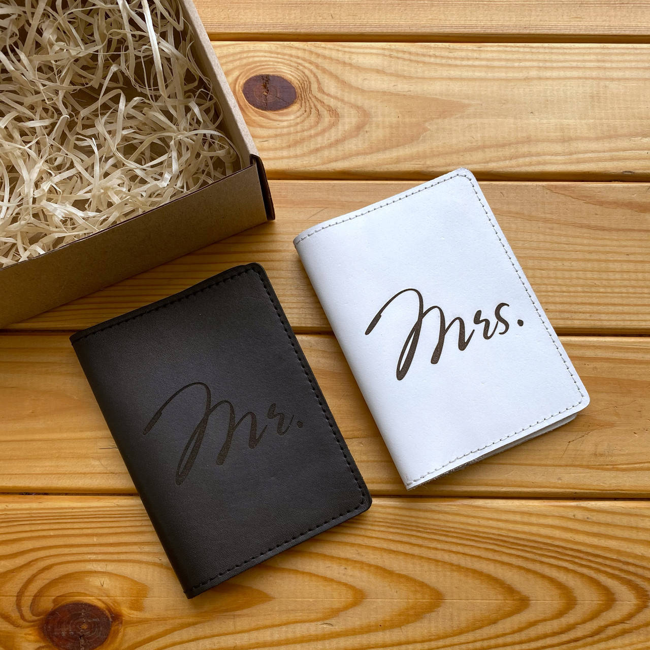 

Кожаные парные обложки для паспорта (на загранпаспорт, паспорт старого образца) с гравировкой