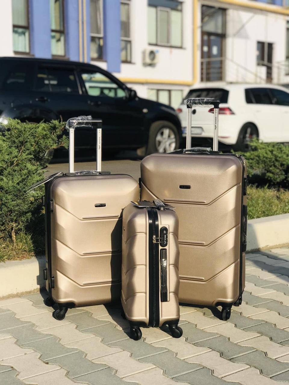 

пластиковый чемодан золтой из поликарбоната Польша, Шампань