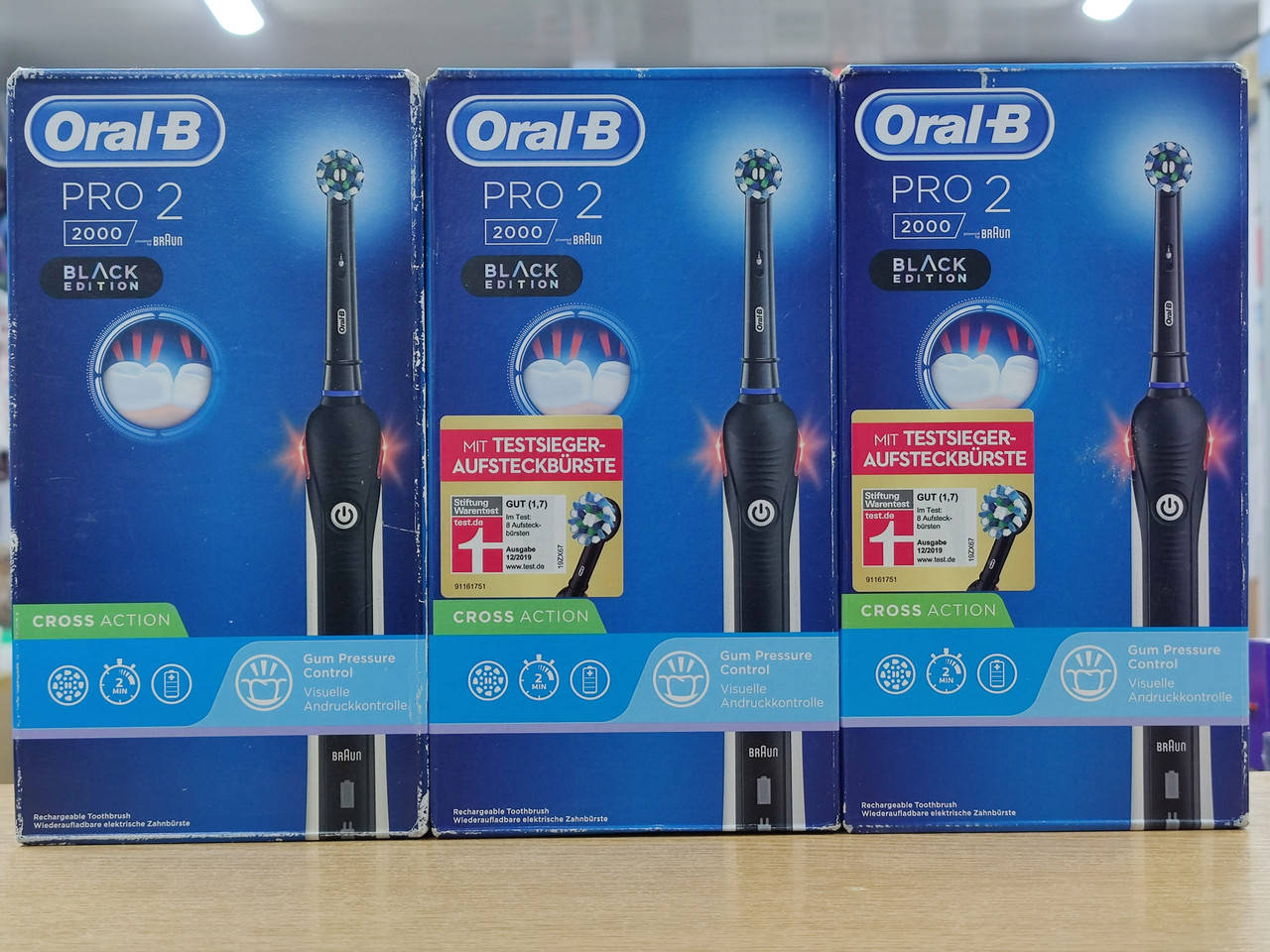 

Зубная электрическая щетка Braun Oral-B pro 2 2000 Black Edition уцінка