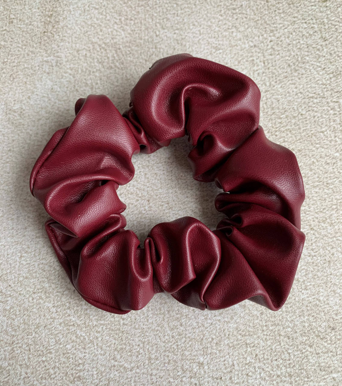 

Бордовая резинка женская объемная экокожа, стильная резинка на волосы кожа, Бордовый