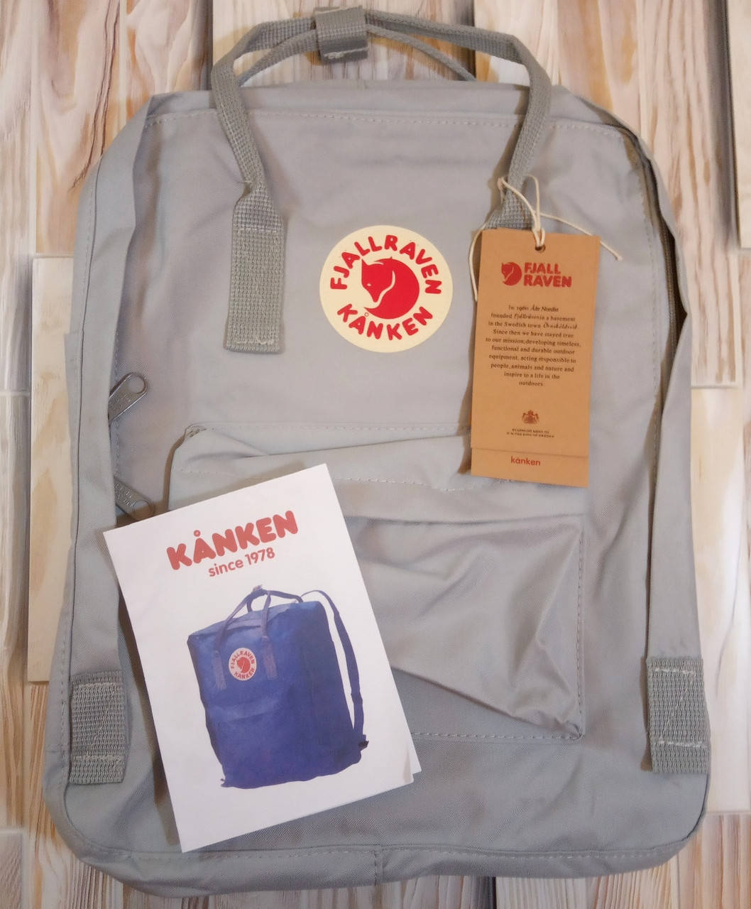 

Рюкзак Fjallraven Kanken Classic на стиле, светло-серый 16 литров (Полиэстер)