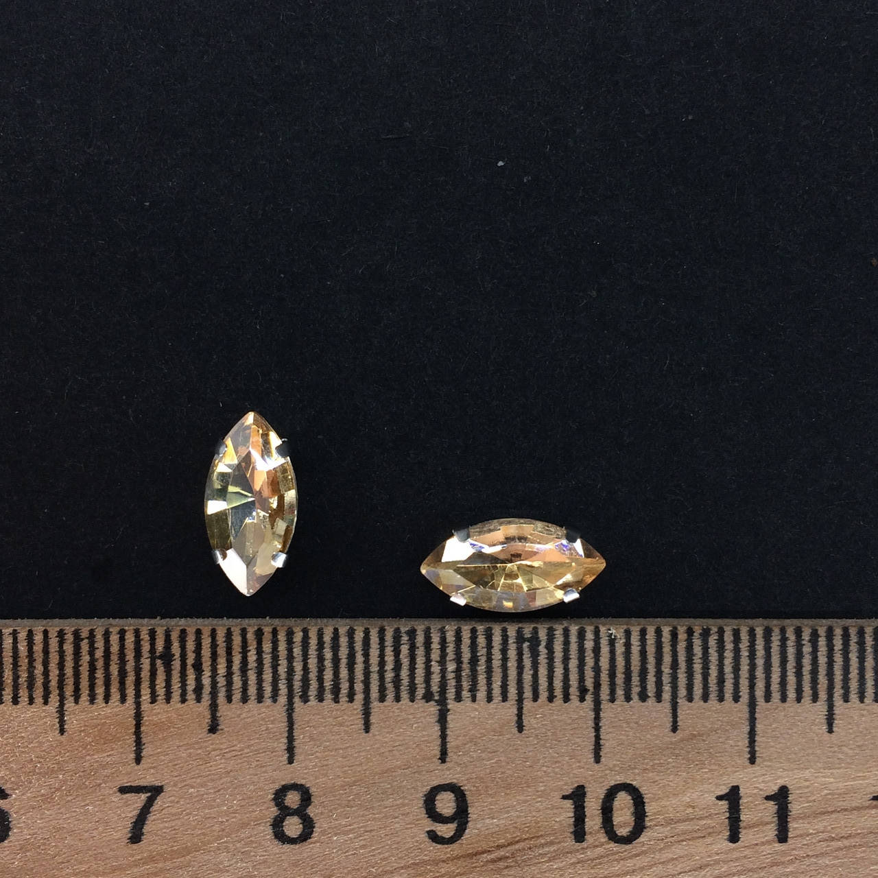 

Страз в цапах 6*12мм (стекло) шампанское