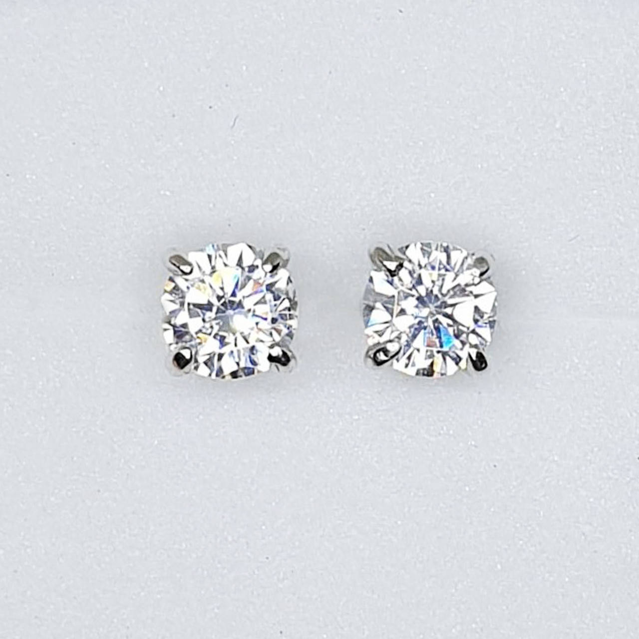 

Сережки-пусеты серебряные с кубическим цирконием 1,20 г