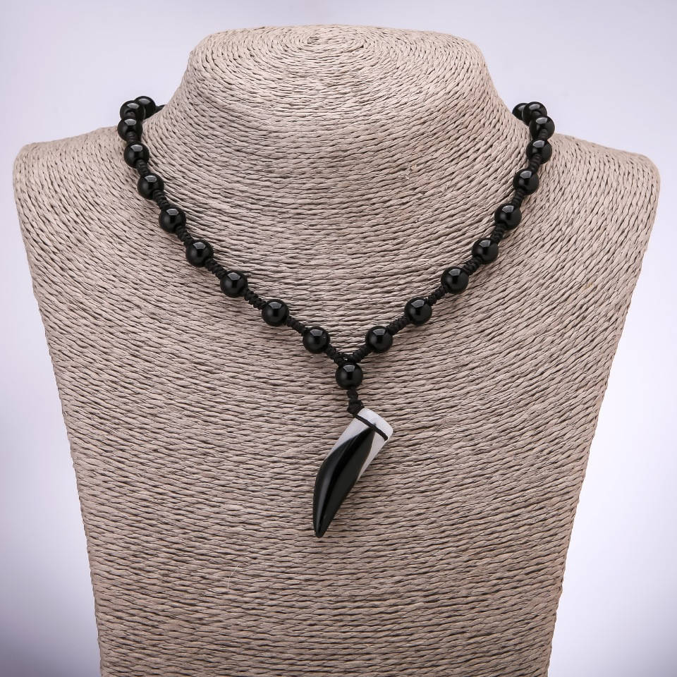 

Кулон на бусах из Агата "Клык" d-10х37мм L-70см