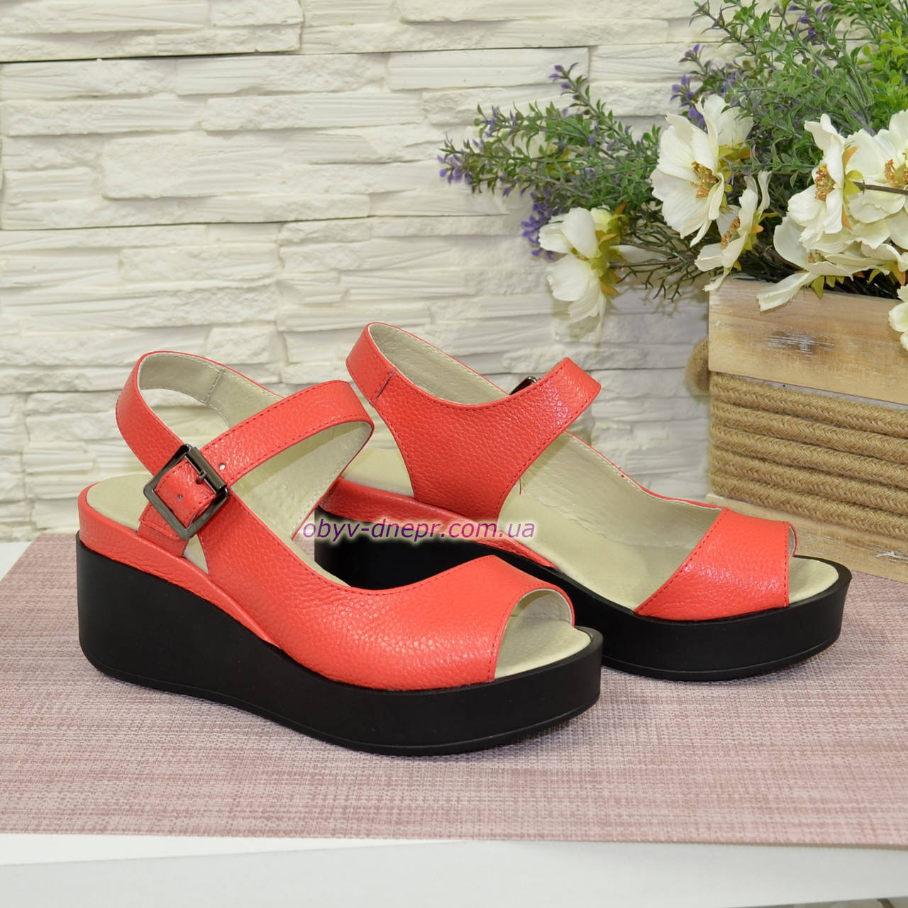 

Кожаные женские босоножки на устойчивой платформе, цвет коралл