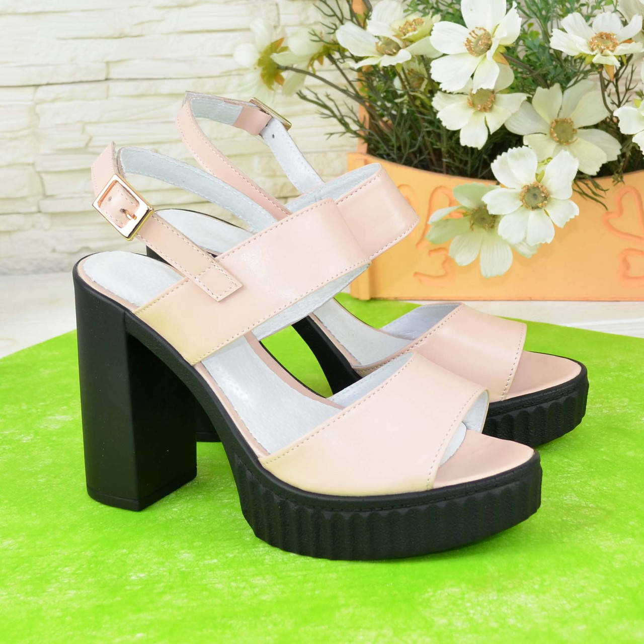 

Женские кожаные босоножки на высоком устойчивом каблуке. Цвет пудра