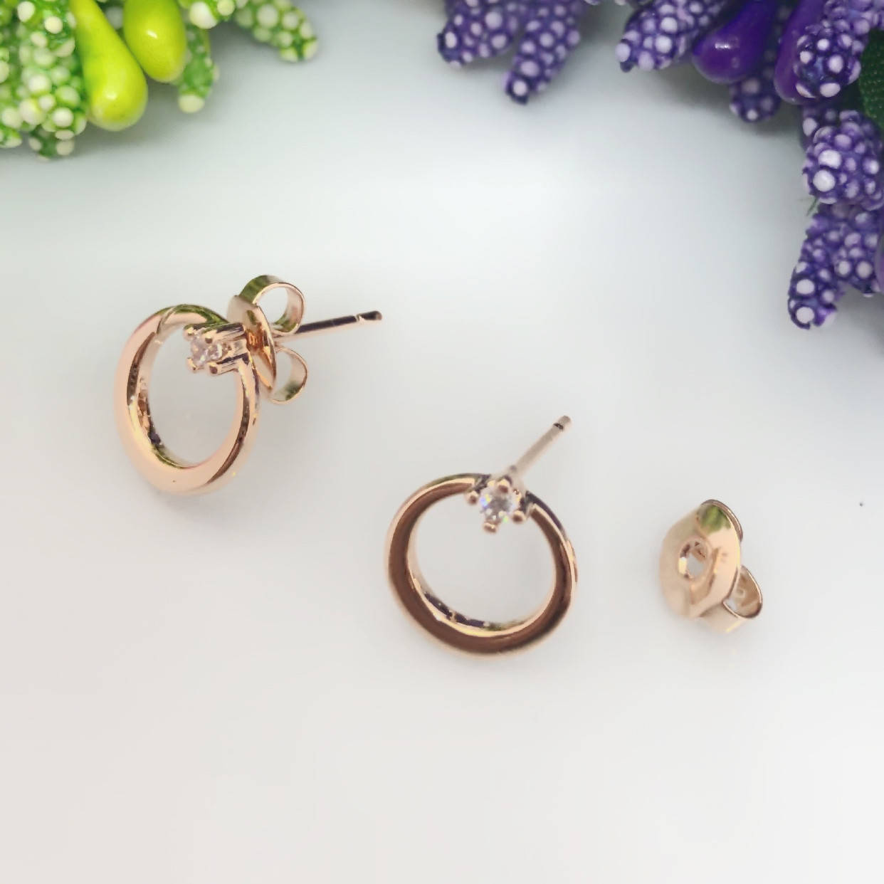 

Серьги ЕА 1882, Размер 7*7 мм, белый кристалл, позолота РО