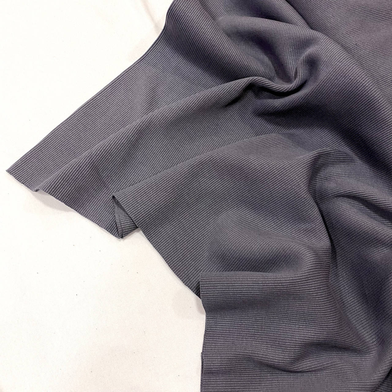 

Довяз к ТРЕХНИТКЕ Серый темный Состав: 95% хлопок 5% эластан для окантовки изделий из трехнитки и курток