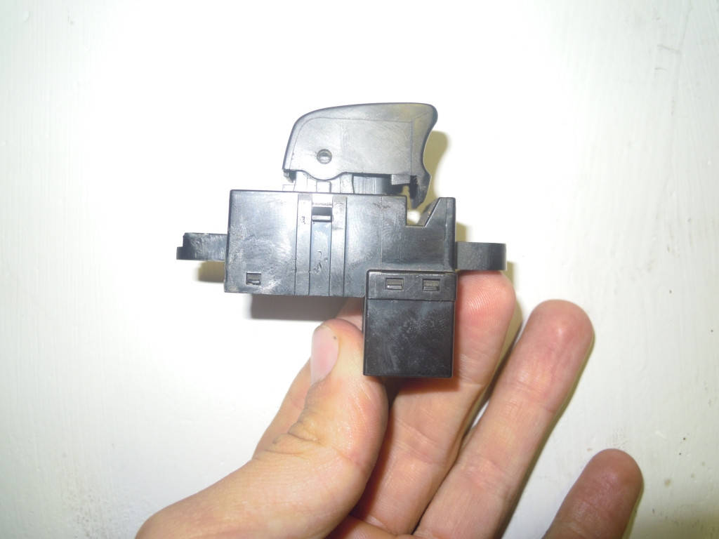 

Кнопка стеклоподъемника задней двери Nissan Primera P12 2002-2008г.в. Ниссан Примера
