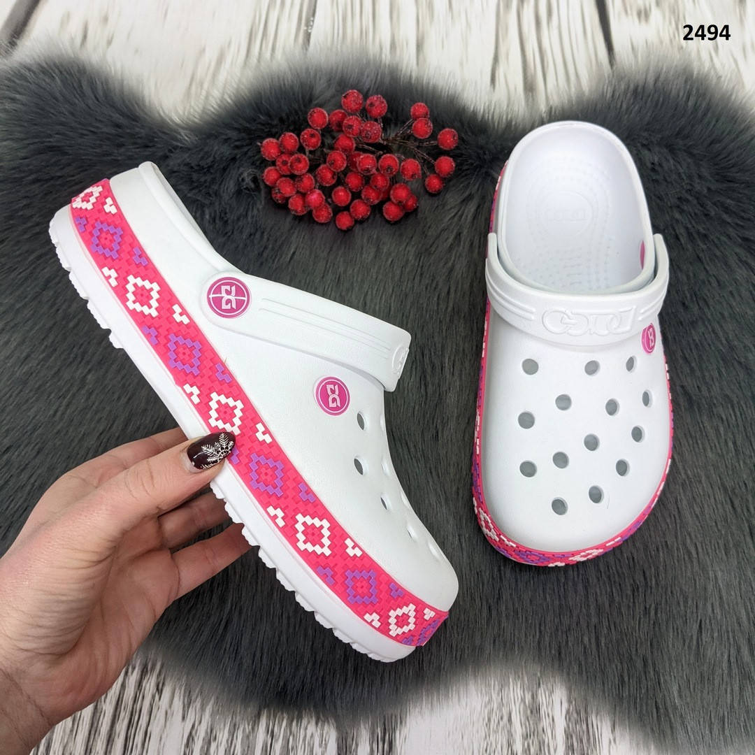 

Сабо кроксы женские белые с малиновым узором вышиванка Даго Стиль