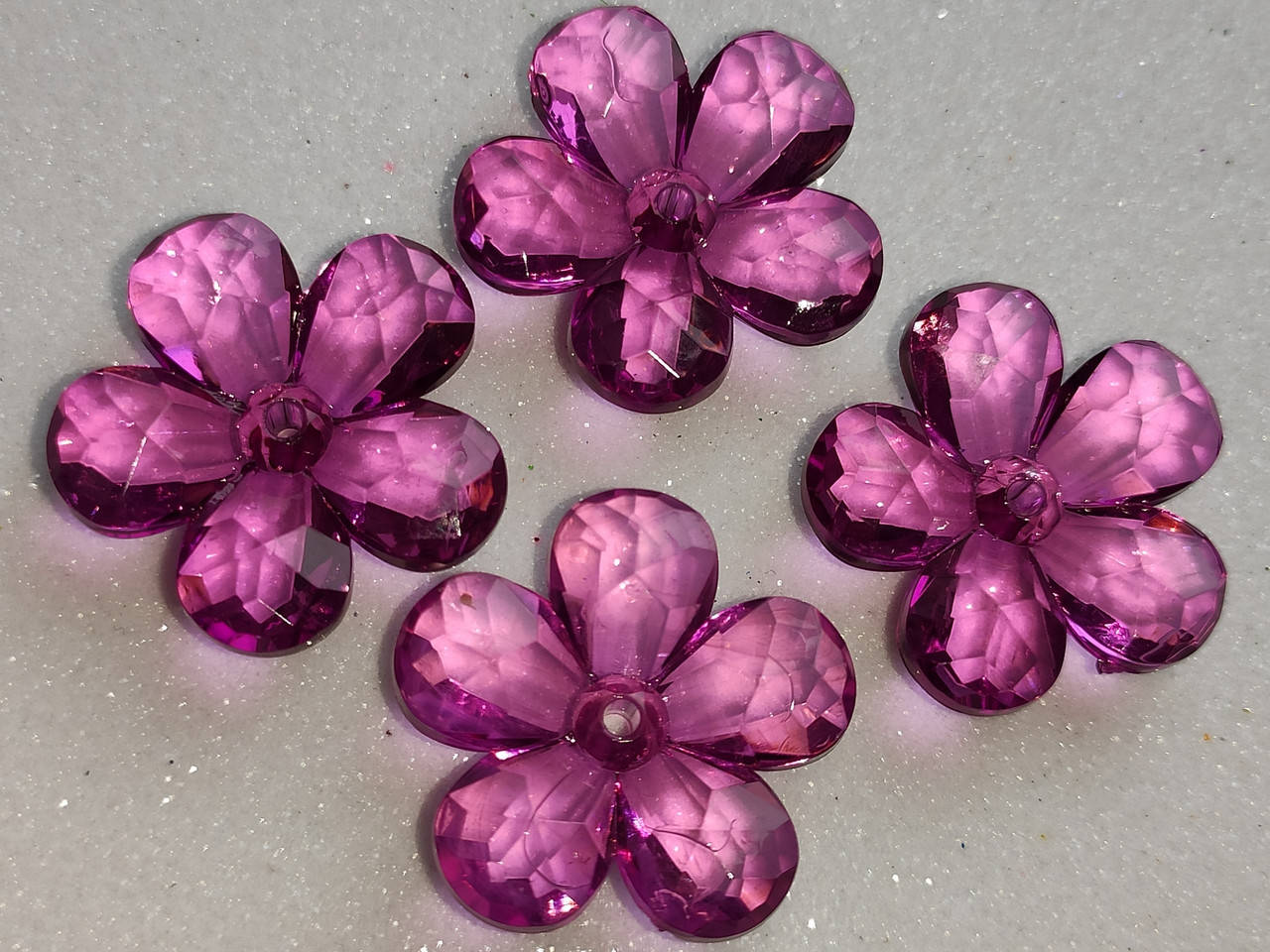 

Бусы цветочек. Диаметр - 2.7 см