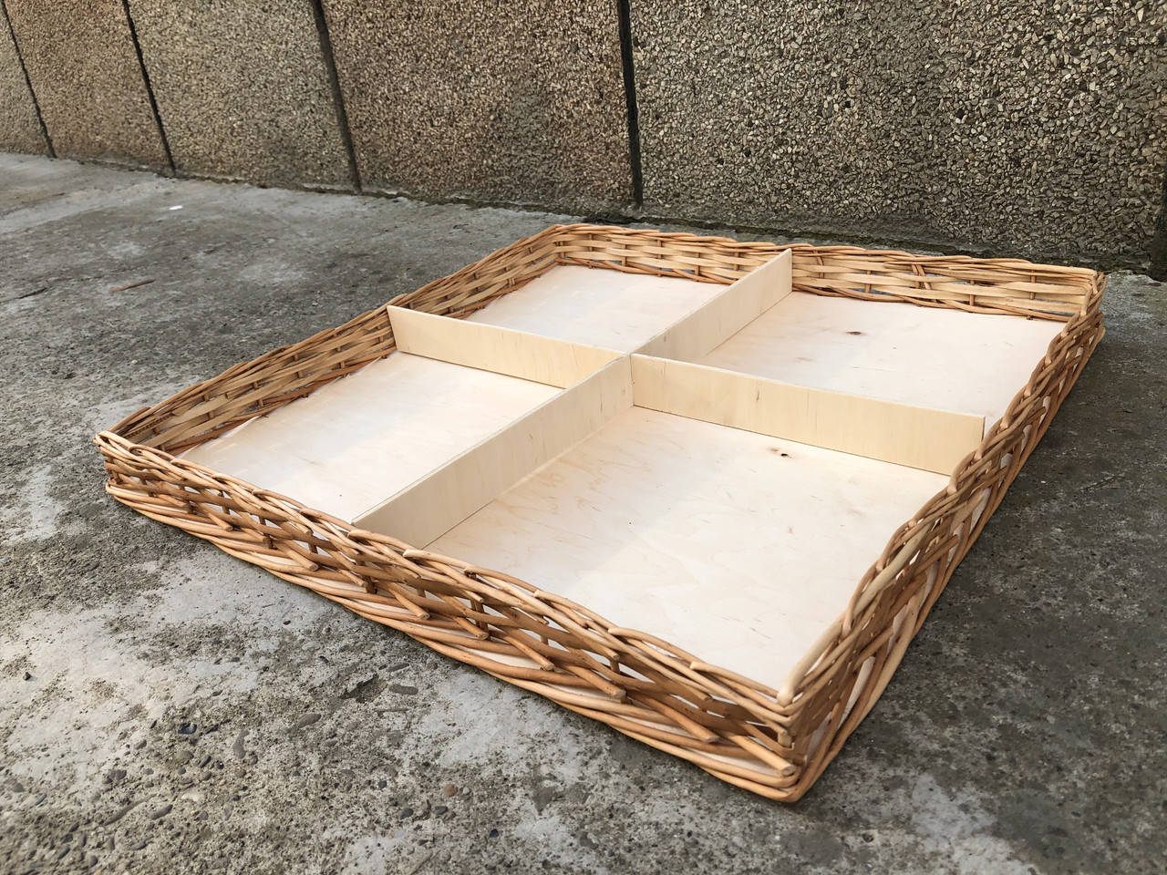 

Плетений лоток з перегородками 50x50 вис.5 см.