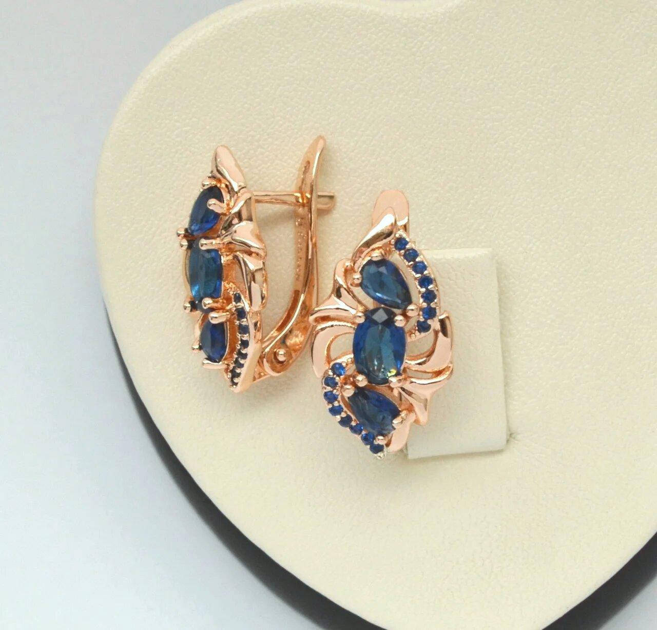 

Серьги Fallon с синими кристаллами покрытие розовым золотом 18к.