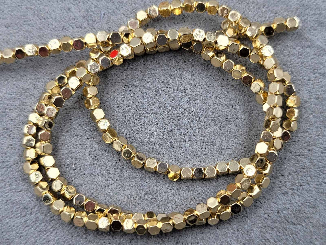 

Гематит шестигранник на нитке d-2×2мм 180шт(+-) цвет золото