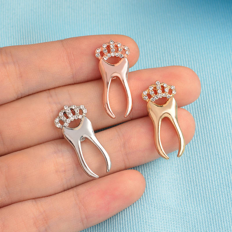 

Брошь «Зуб с короной» - стильное медицинское, ювелирное украшение для врача, медсестры.