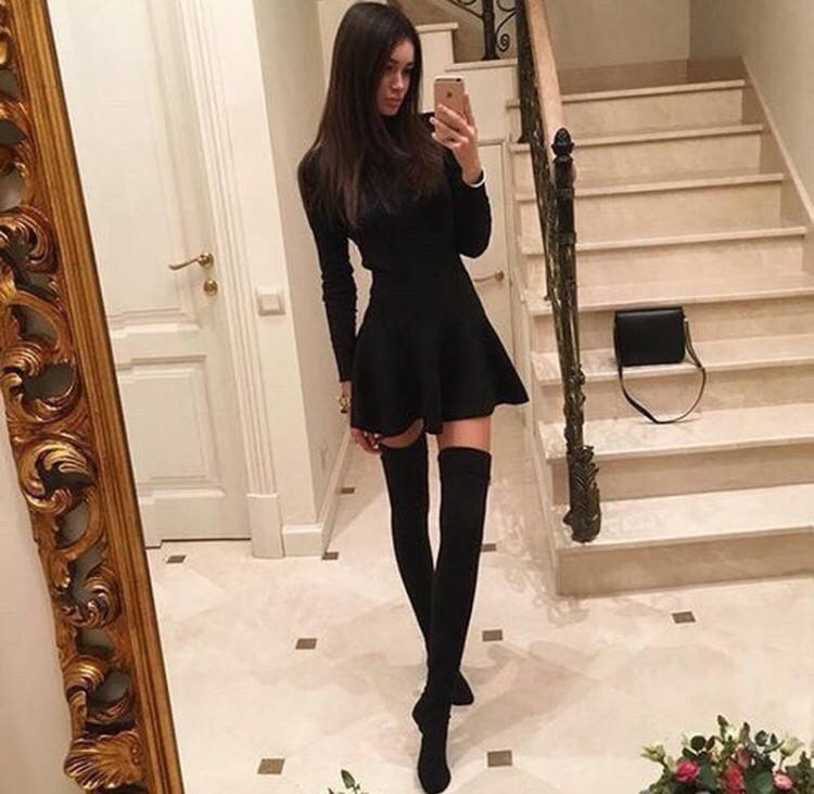 

Платье чёрное мини с юбкой клёш