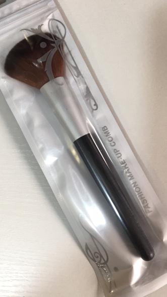 

Кисть для румян и пудры в упаковке