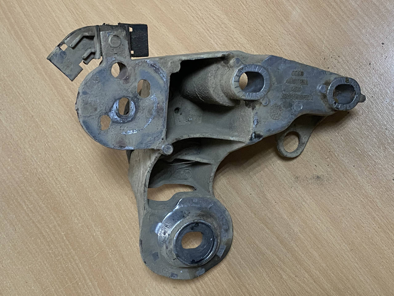 

Кронштейн подушки двигателя правый Volkswagen Passat B5 Audi A6 C5 1.9TDI 4B0199352A