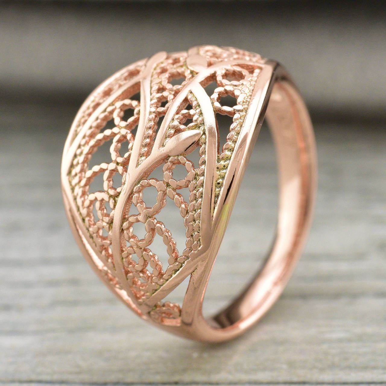 

Кольцо Xuping Ажурное 11628 ширина 15 мм позолота РО размер 18