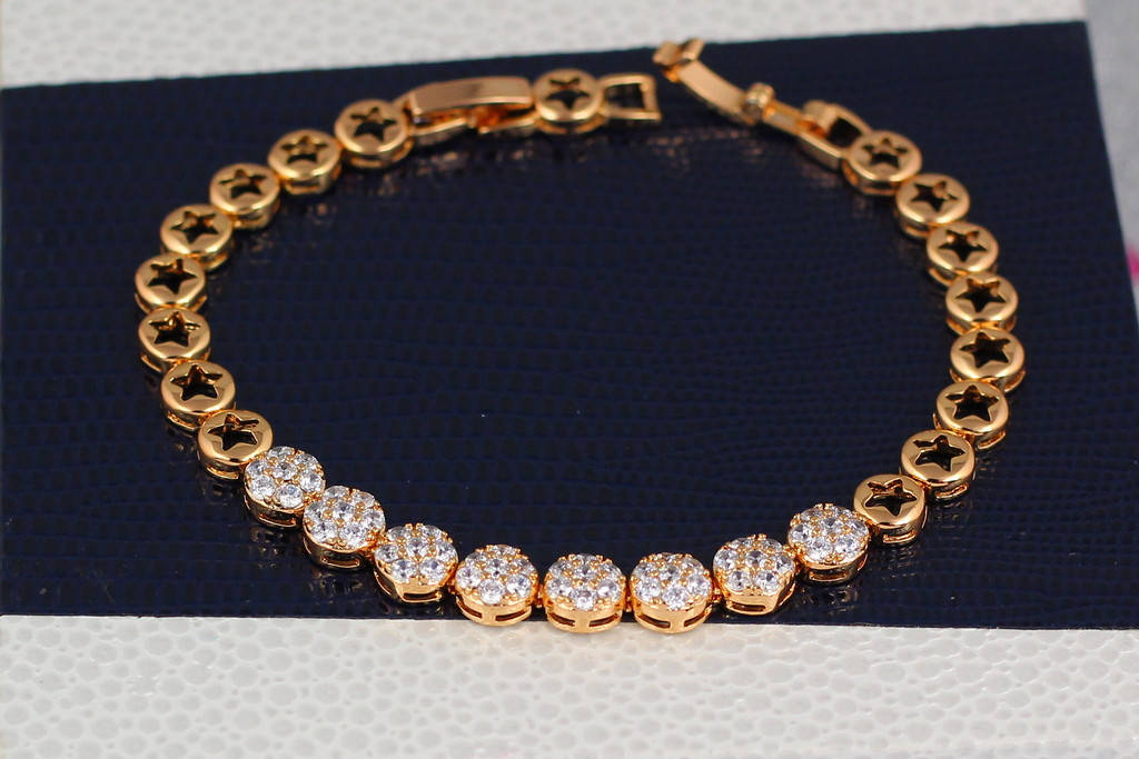 

Браслет Xuping Jewelry круглые звенья со звездами по центру восемь с камешками 18.5 см золотистый
