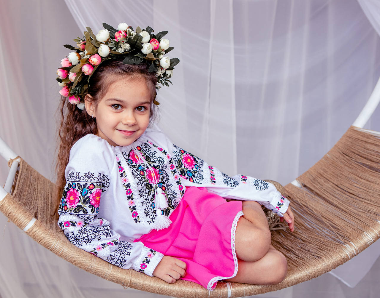 

Вишиванка для дівчинки Камелія рожева