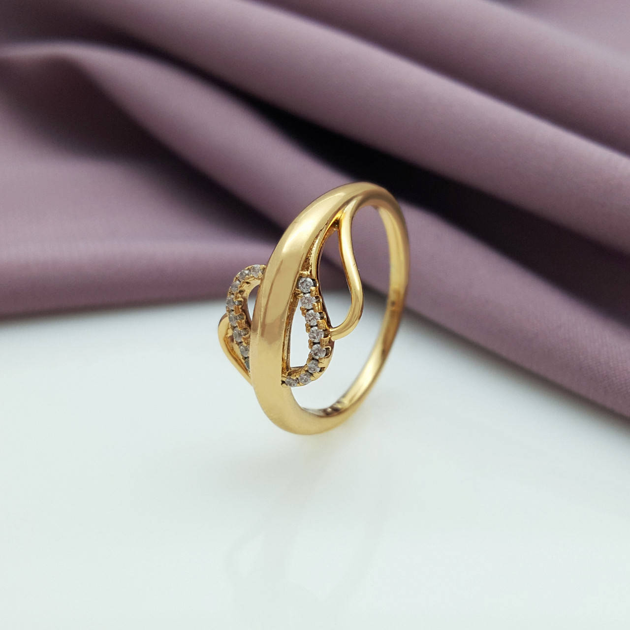 

Кольцо Волна с камнями; р.18; р.18.5; р.20; позолота Xuping, медсплав