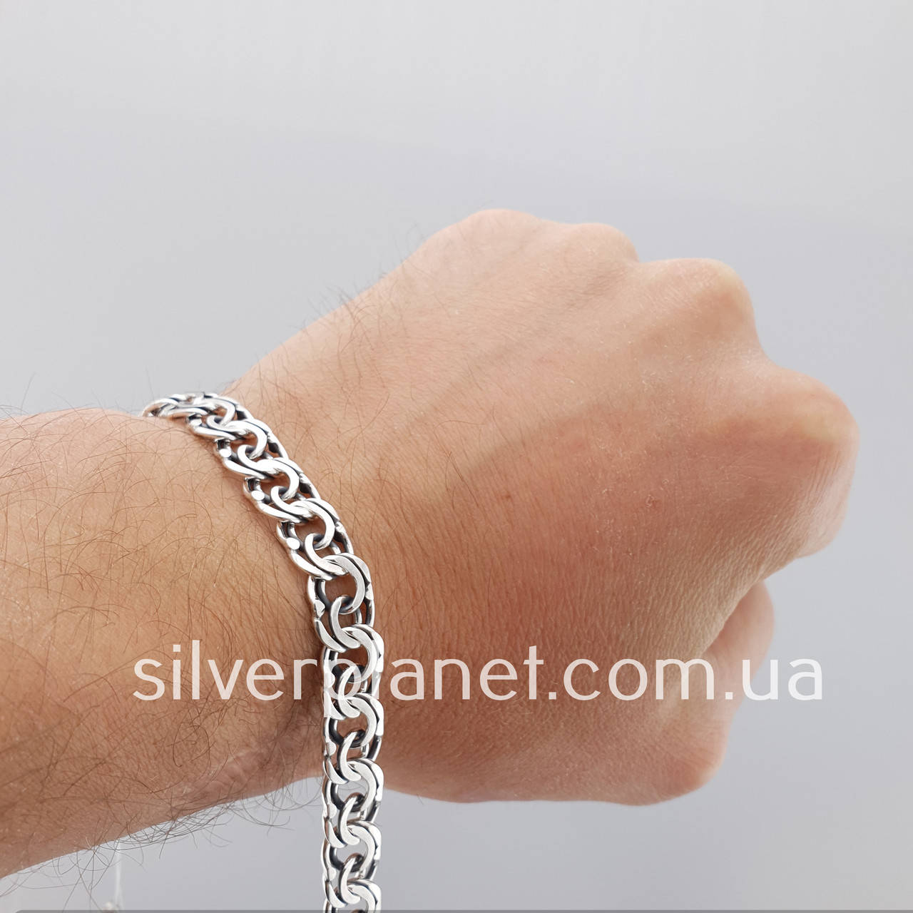 

Крупный серебряный браслет бисмарк плоский. длина 23 см. ширина 9 мм.