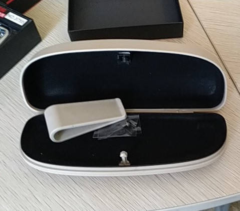 

Футляр очков в авто на солнцезащитный козырек, прищепка бежевый