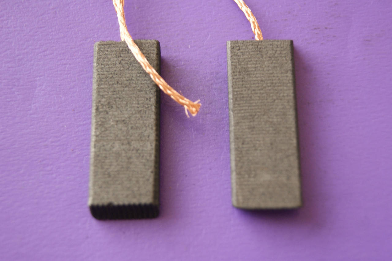 

Щетки угольные 5х13,5х36 клееные, провод по центру 513-CK-04