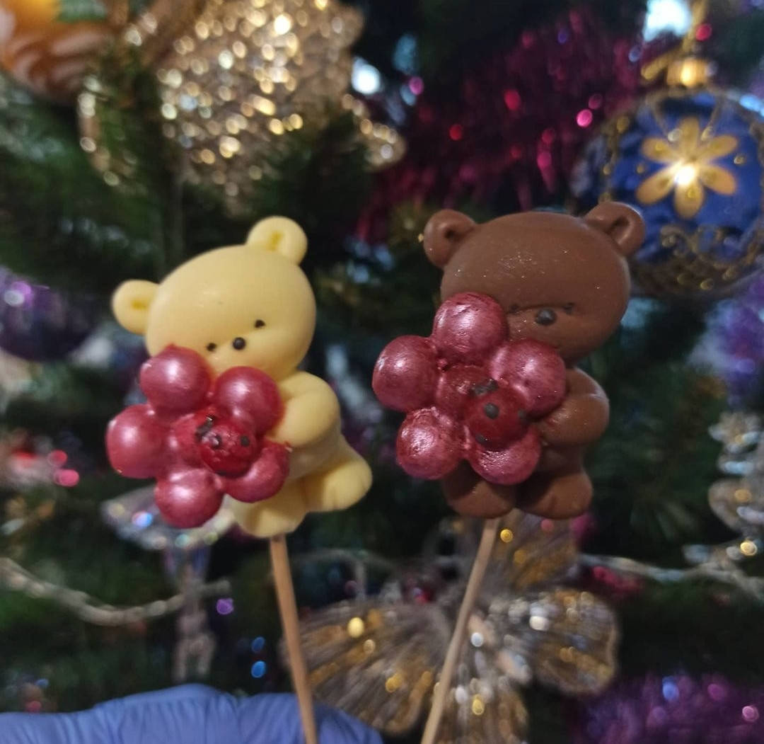 

Шоколадная фигурка мишка с цветочком Фигурка на торт