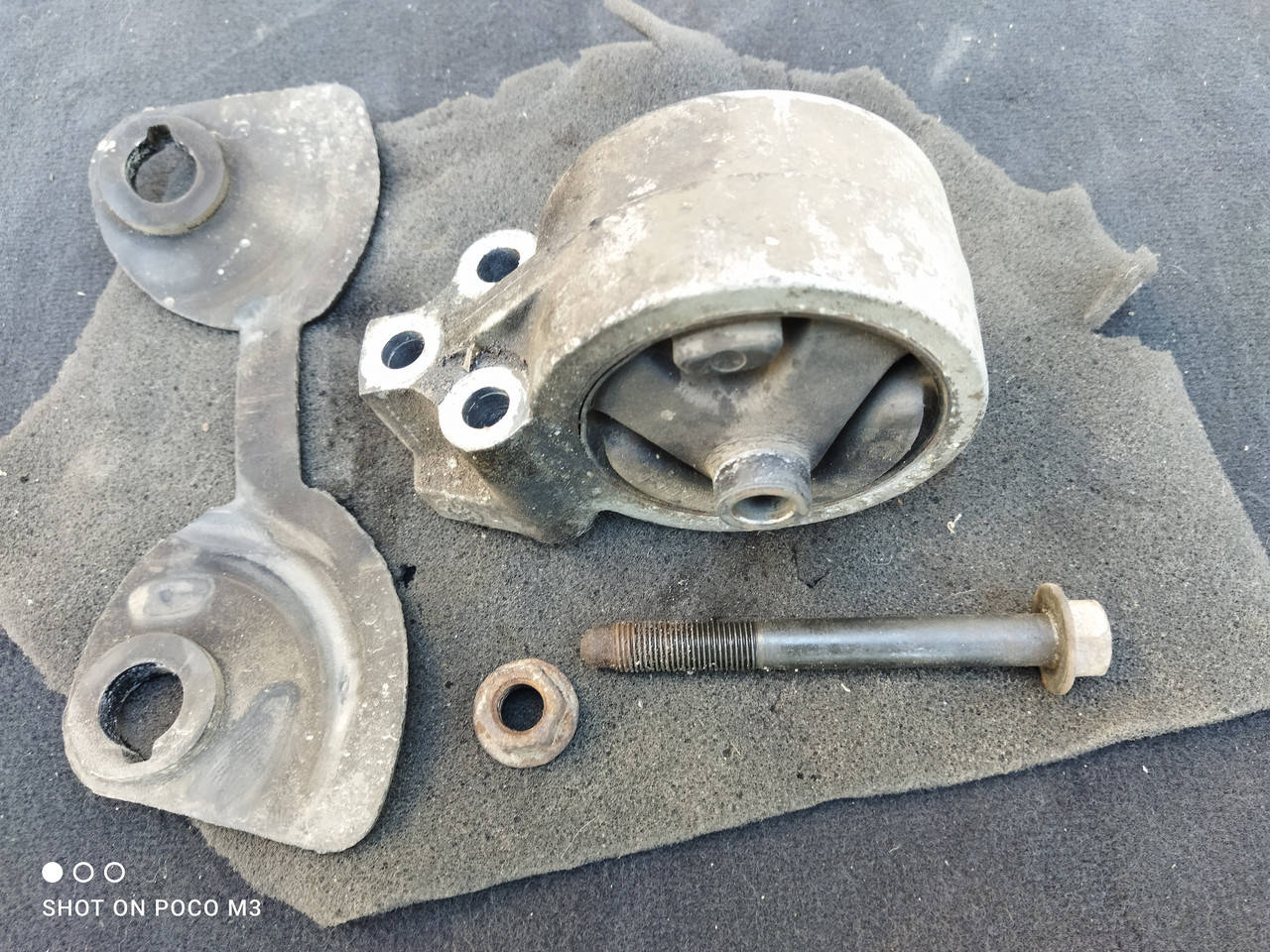 

Подушка двигателя Митсубиси Каризма Mitsubishi Carisma MMDA1LH